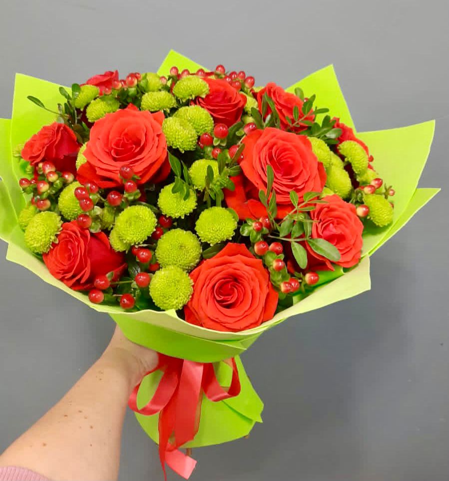 Букет цветов из: Хризантемы и Розы в Губской