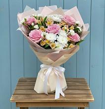 Букет цветов из:  Гвоздики, Орхидеи и Розы в Губской