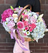 Композиция солнечный день в Губской Цветочная композиция из Розы, Хризантемы, Пионы и Лизиантусы в корзине в Губской