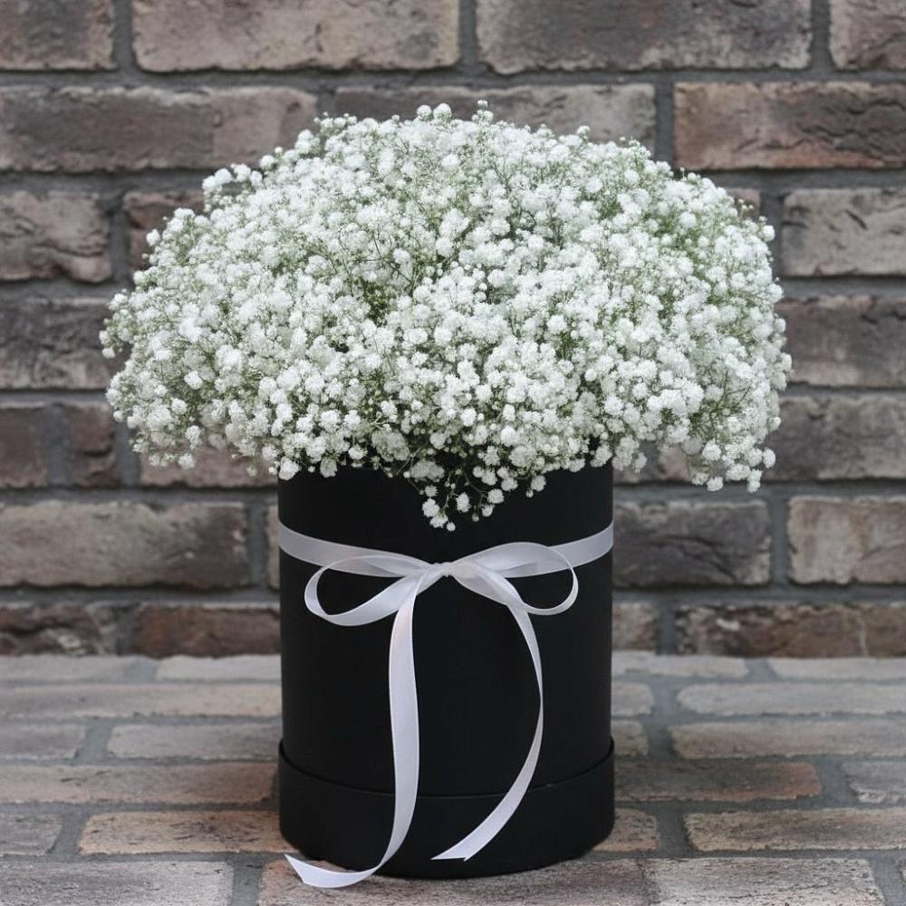 Цветочная композиция из Гипсофила в шляпной коробке в Губской