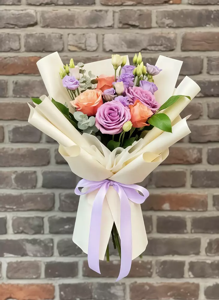 Букет цветов из: Лизиантусы и Розы в Губской