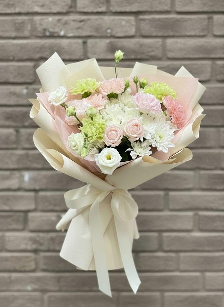 Букет цветов из: Гвоздики, Розы, Лизиантусы и Хризантемы в Губской