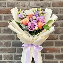 Букет цветов из:  Лизиантусы и Розы в Губской