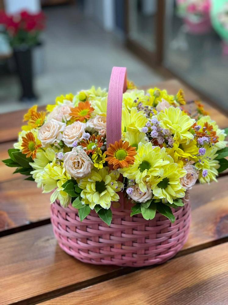 Цветочная композиция из Хризантемы и Розы в корзине в Губской
