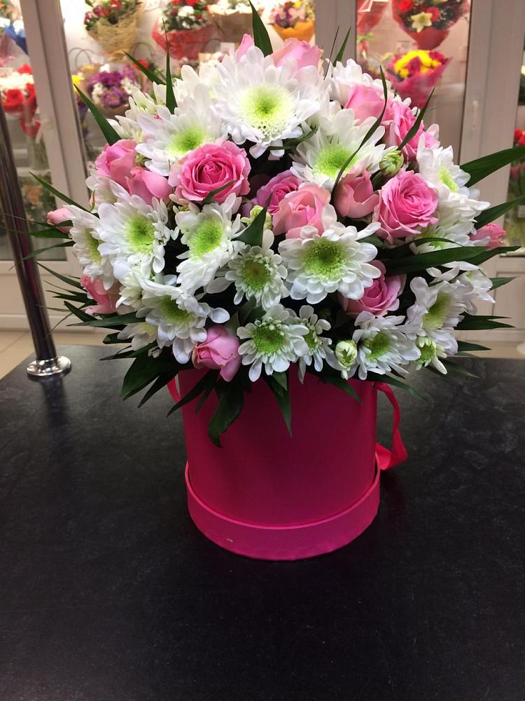 Цветочная композиция из Розы и Хризантемы в шляпной коробке в Губской