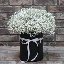 Цветочная композиция из Гипсофила в шляпной коробке в Губской