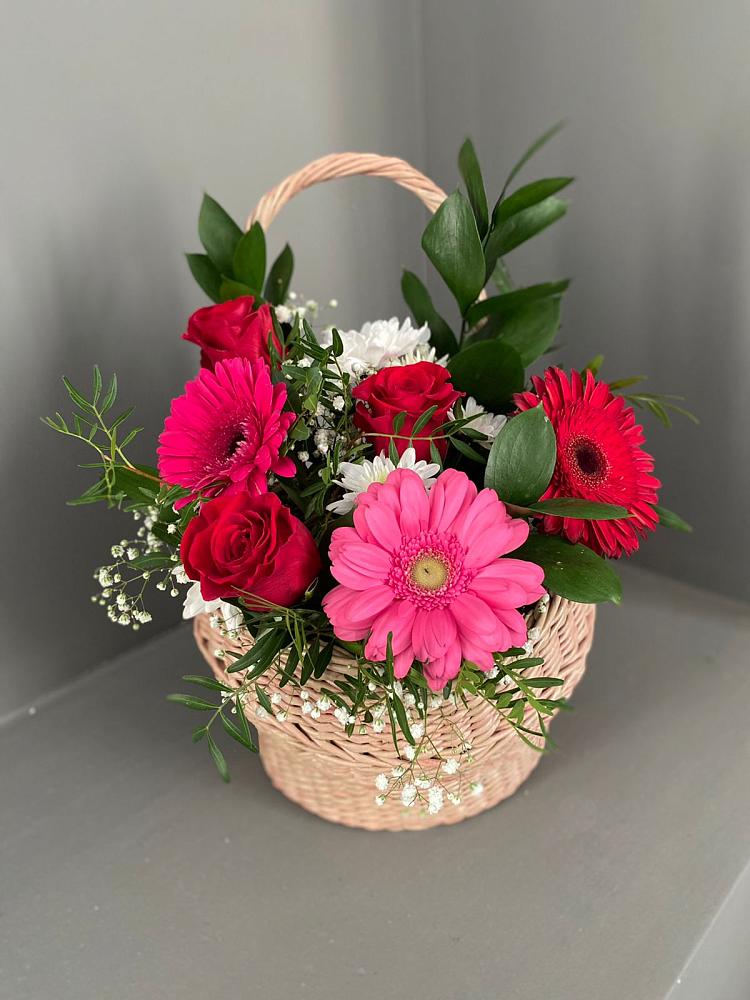 Цветочная композиция из Розы, Хризантемы и Герберы в корзине в Губской