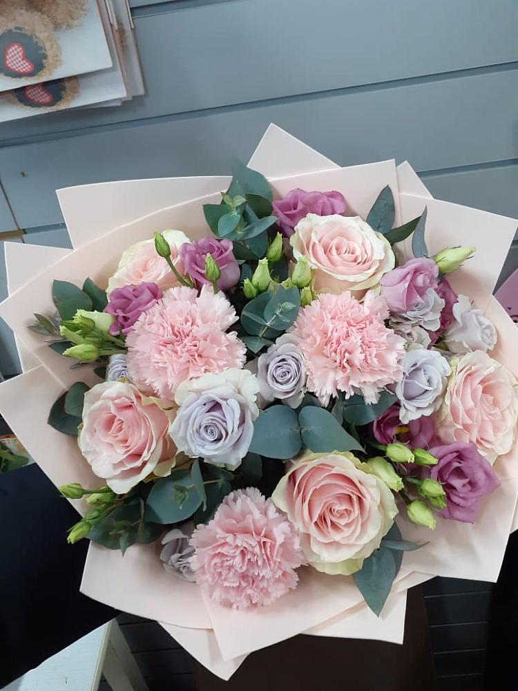 Букет цветов из: Розы, Гвоздики и Лизиантусы в Губской