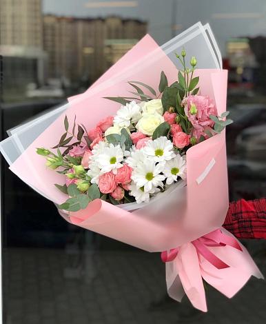 Букет цветов из: Розы, Лизиантусы и Хризантемы в Губской
