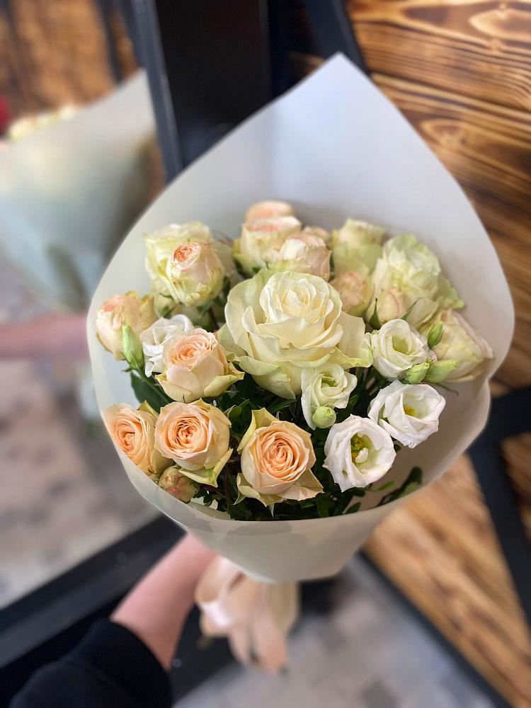 Букет цветов из: Розы и Лизиантусы в Губской